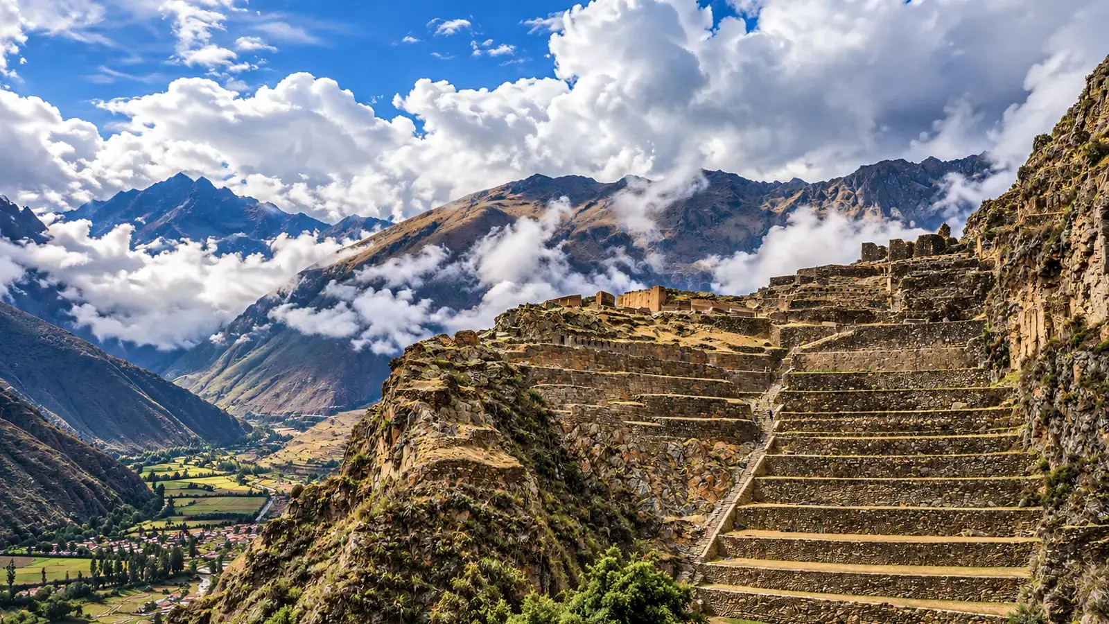Forteresse d’Ollantaytambo et ses terrasses à flanc de colline, dans la Vallée Sacrée